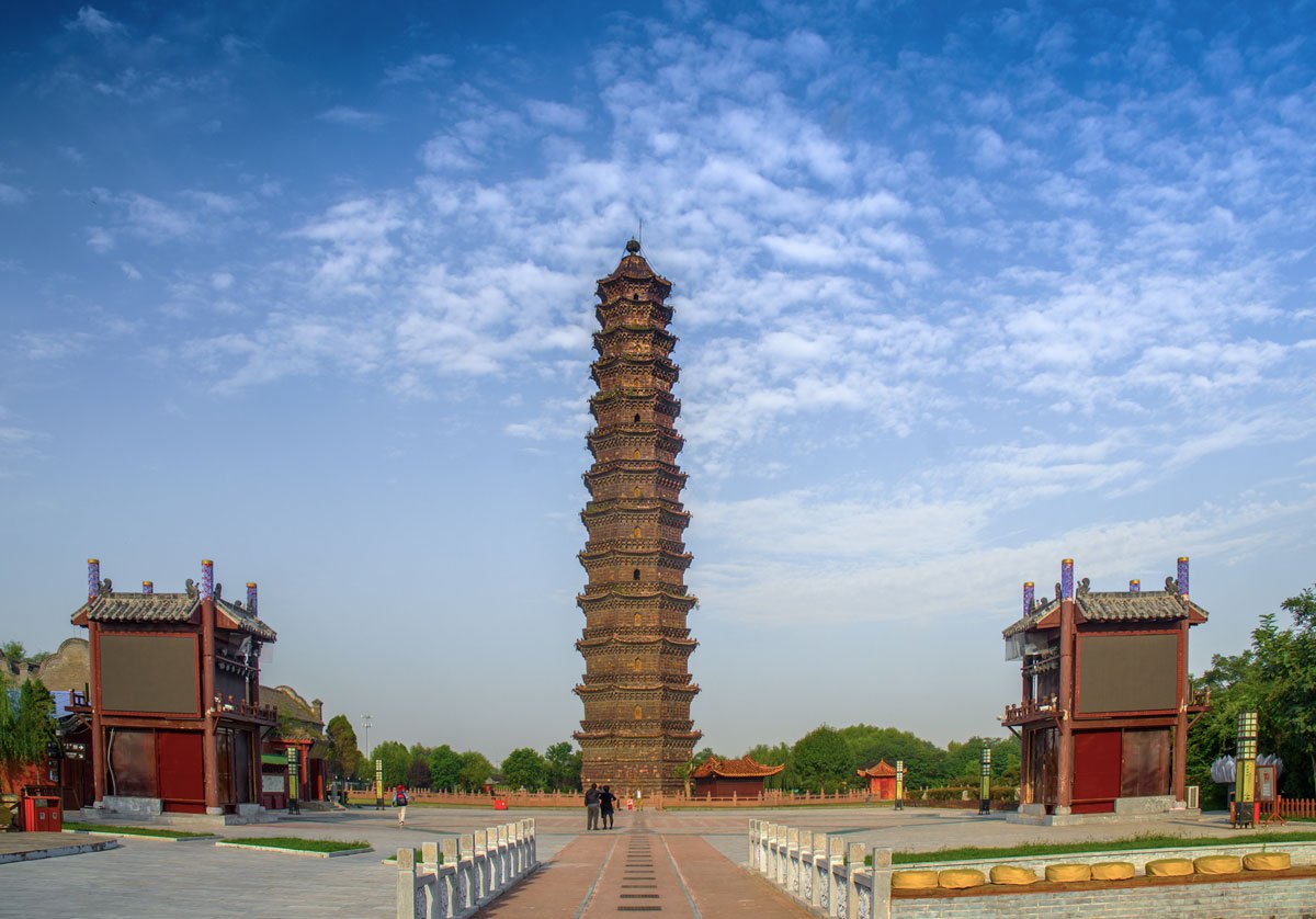 河南一座名气很大的古建筑,有"天下第一塔"之称,一共有13层
