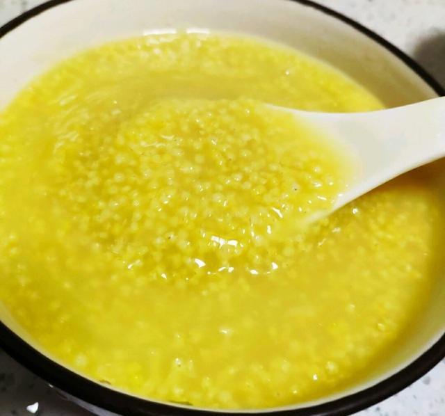 熬小米粥直接煮可不对很多人忽略这2步怪不得熬不出米油