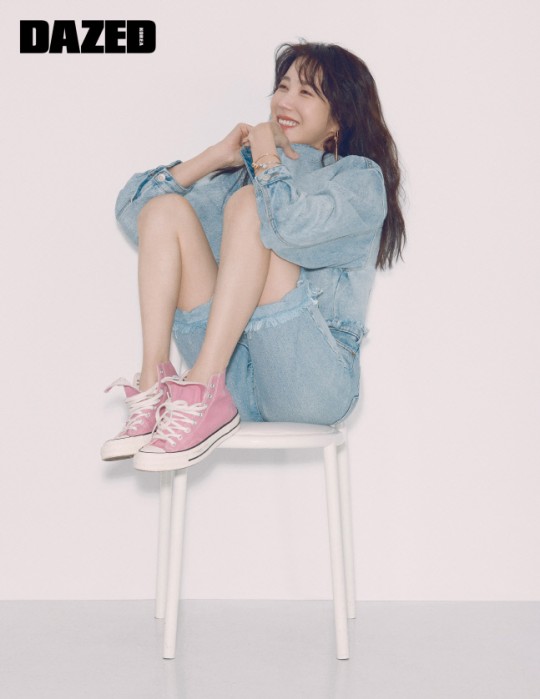 《顶楼》李智雅杂志写真 穿短裙露出美背