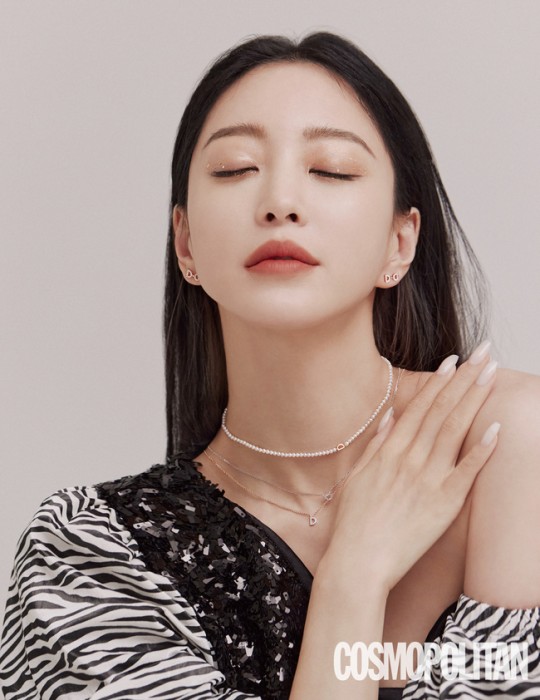 韩艺瑟最新杂志封面写真 大方露纹身美艳十足