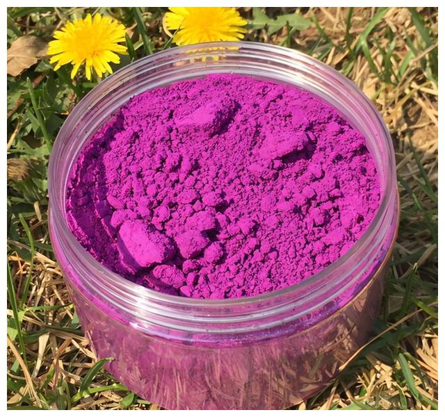 最开始的胭脂是用颜色鲜艳的花朵制作的,称为红蓝花.