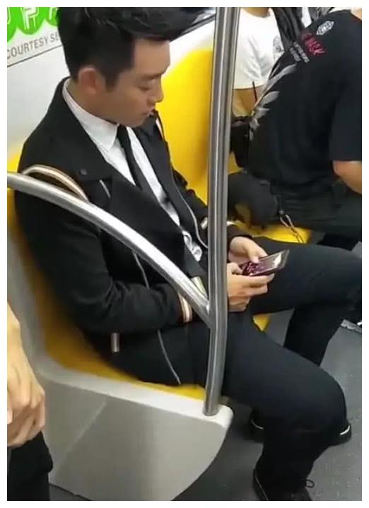 在地铁偶遇郑恺,看到他手机上的画面后,网友:年龄大了!