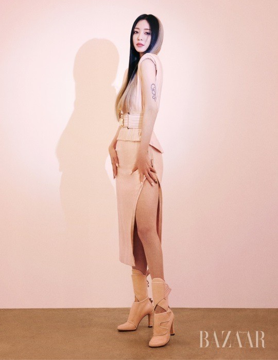 韩国女艺人韩艺瑟拍宣传照 手臂纹身抢镜