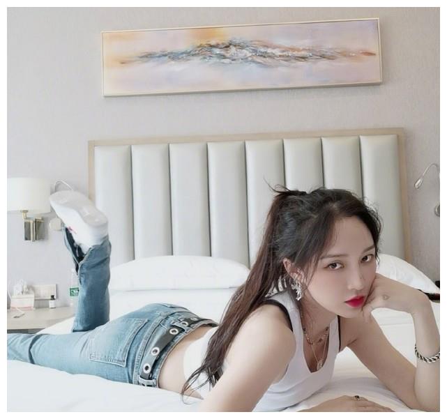 最近因为参加《乘风破浪的姐姐》声名大噪,孟佳和裴秀智,王霏霏,李玟