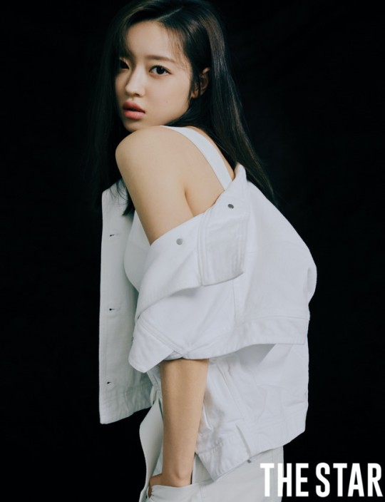 韩国女团ohmygirl最新杂志色调素净雅致