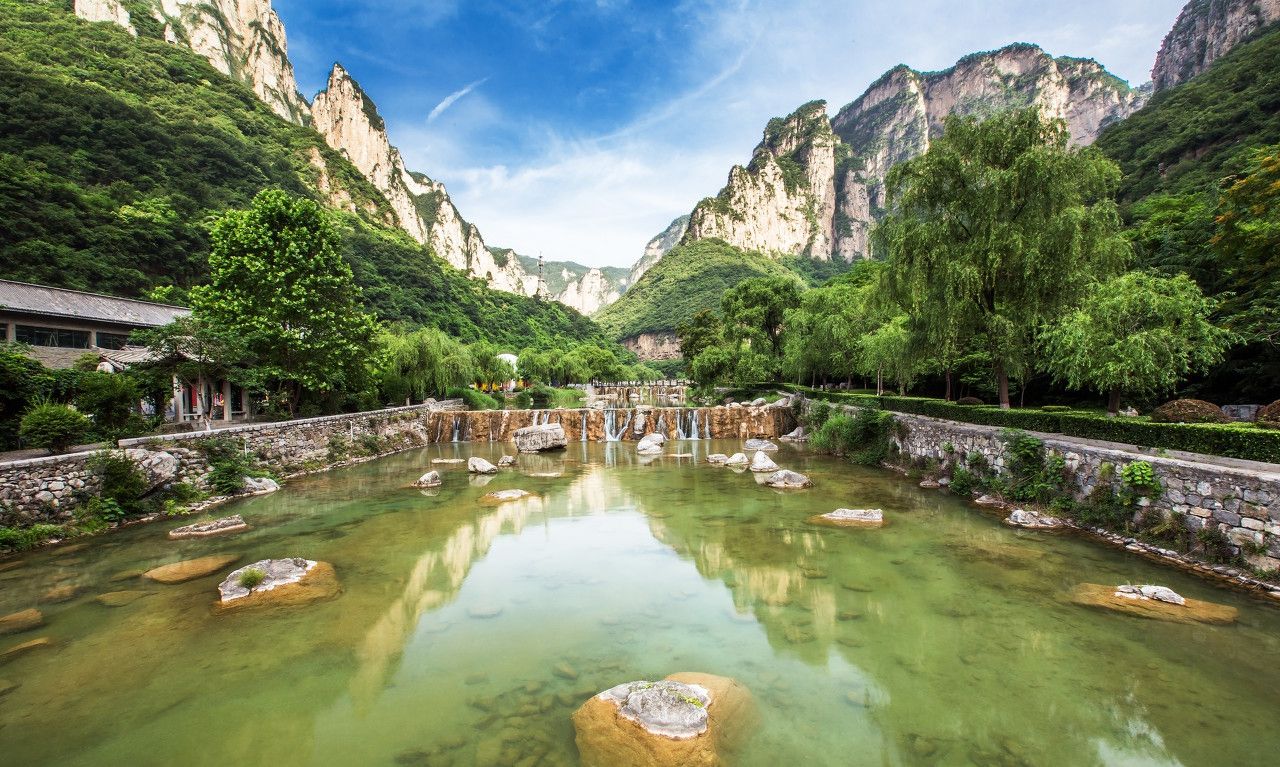潭瀑峡地处云台山北部略偏西,是主要河流子房河的一个源头