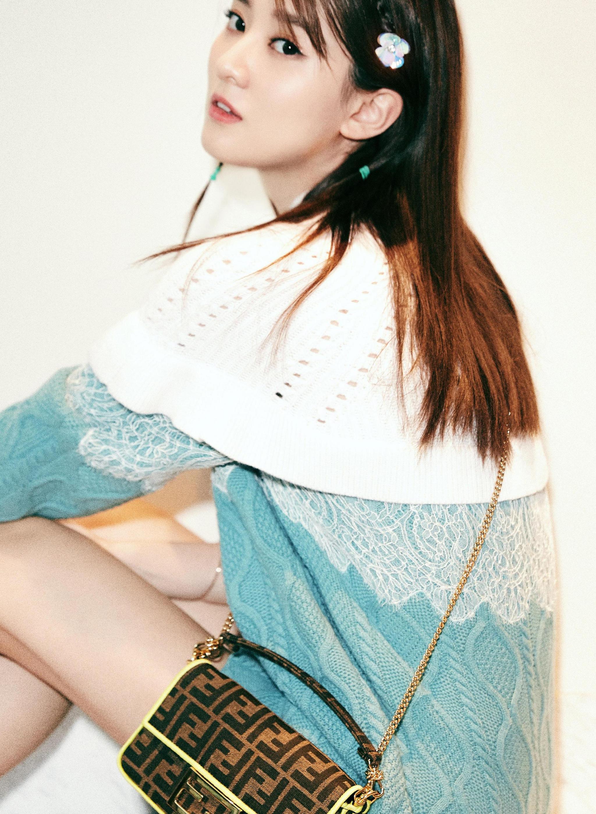 气质甜美的乔欣选择简约时尚的着装大方好看亲和力满满