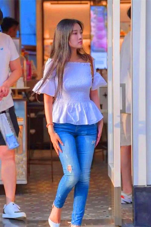 牛仔裤尖头高跟鞋,最能展示时尚姑娘美好身材,穿出满满的高级感