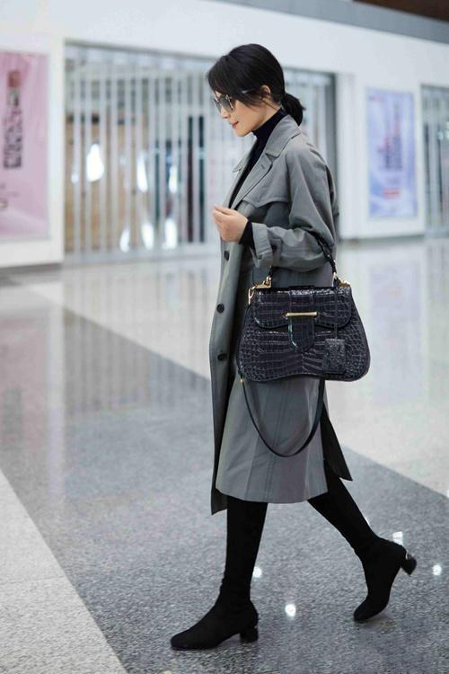 俞飞鸿真会穿衬衫塞进裤腰尖头靴配同色裤穿出超模腿