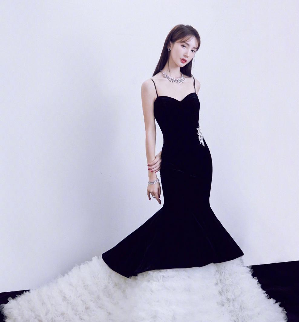 肤白貌美的金晨,穿"黑天鹅"礼服大秀好身材,锁骨都能养鱼了
