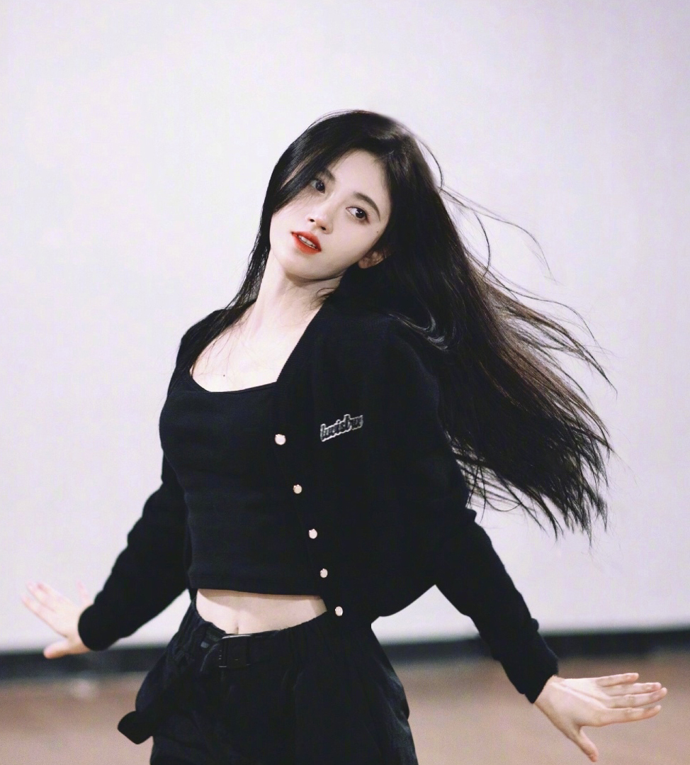 鞠婧祎穿黑色连衣短裙轻松显高10cm