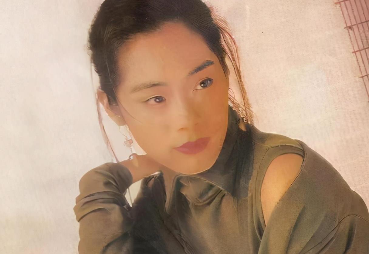 十年代的天才女歌手云集,除王菲外,还有一位"歌坛天后",她就是关淑怡
