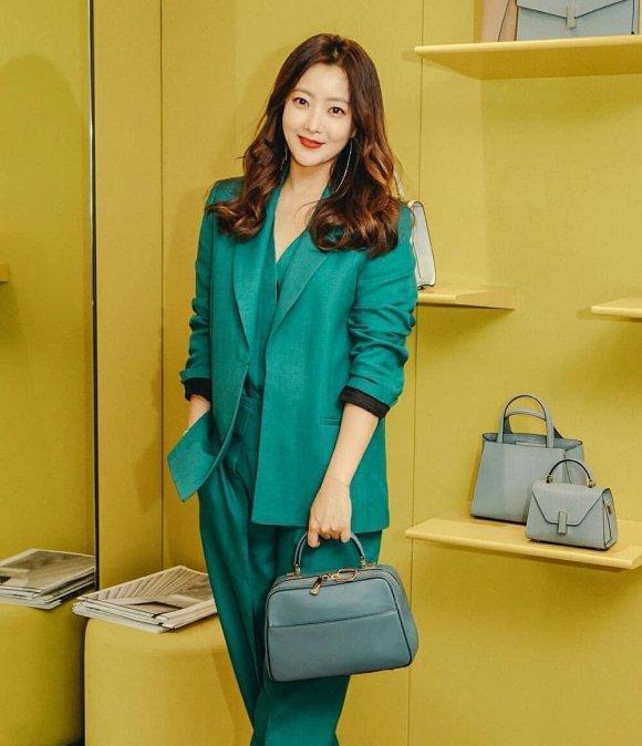 一身青色西装穿出了独特的美,气质惊艳又迷人|青色|金喜善|气质_新浪