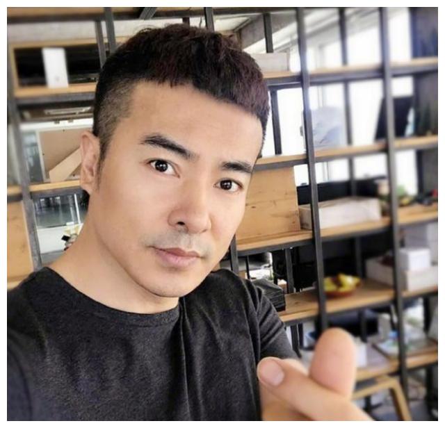 于波是一位长相很帅的男演员,身上也是充斥着男性荷尔蒙,早年间拍的戏