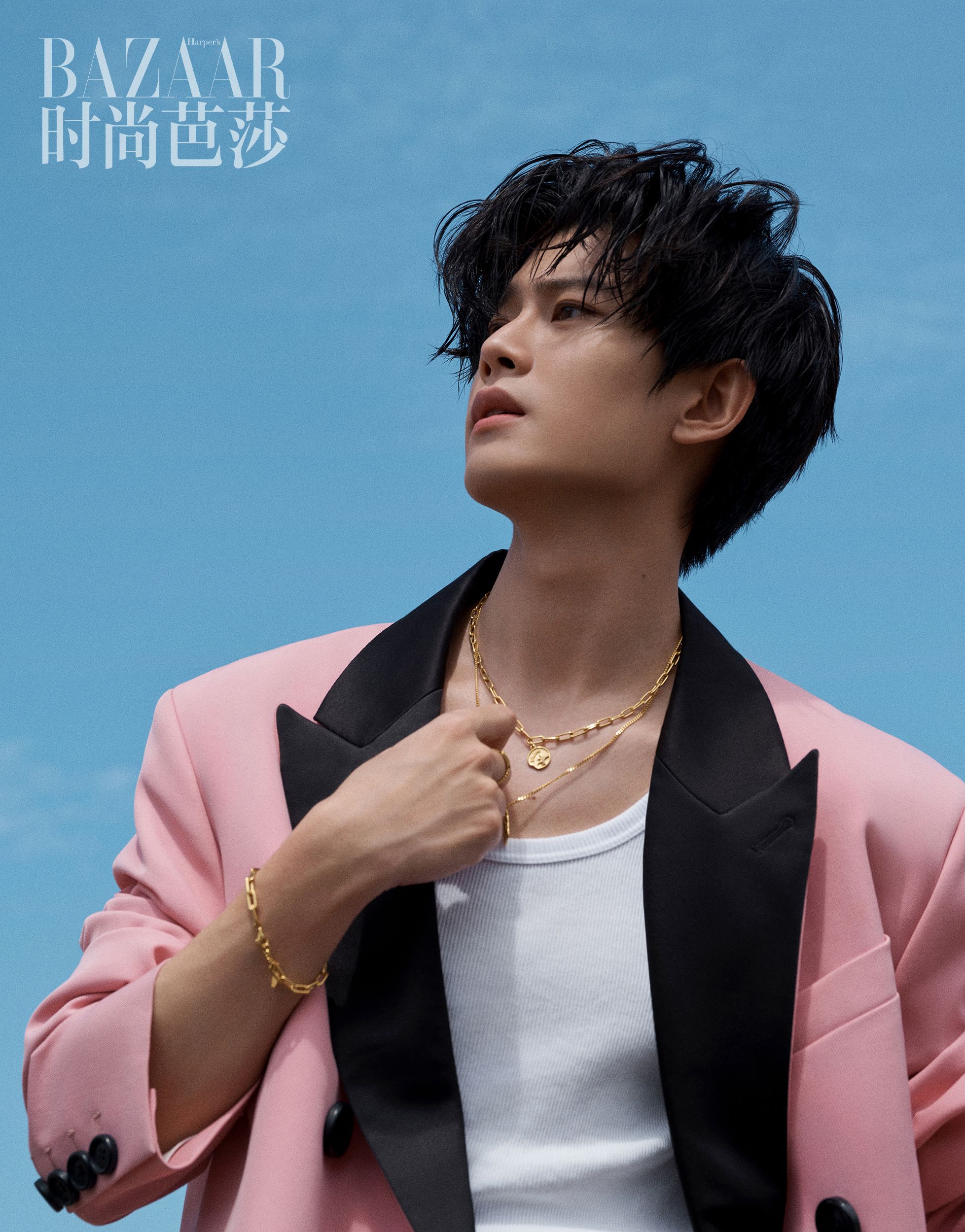 周大生品牌代言人任嘉伦登上时尚芭莎minibazaar七月刊封面