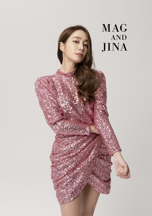 韩国女艺人李珉廷杂志写真展甜美魅力