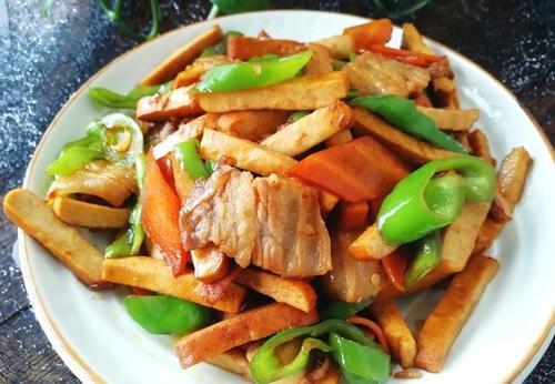 精选美食:香草海蟹钳肉,豆干炒五花肉,芦笋焖芦鳝,韭菜豆芽