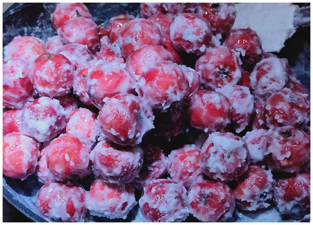 每个山楂上面都裹上了一层糖霜,看着就像是雪球一样,这样的山楂吃起来