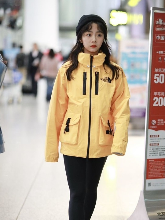 29岁谭松韵泰迪卷发配鹅蛋脸很少女,穿"外卖棉服"保暖又减龄