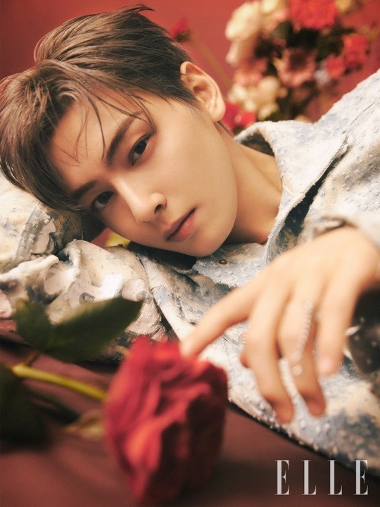 韩国男团astro最新杂志写真曝光车银优侧颜帅气