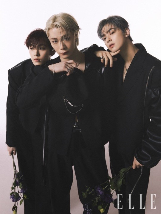 韩国男团astro最新杂志写真曝光车银优侧颜帅气