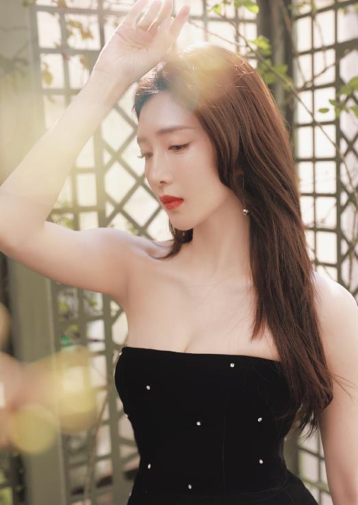 江疏影穿衣多大胆?"低领裙"秀傲人身材,不料因表情亮了