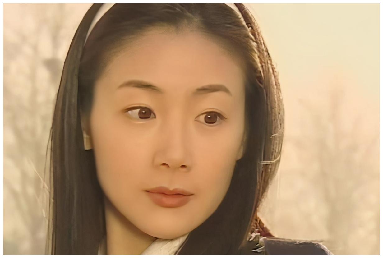 45岁崔智友产后首露面,抱婴儿拍广告母爱满满,女团身材太惹眼