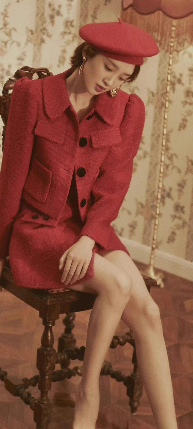 唐艺昕红色套装,魅力可人!__财经头条