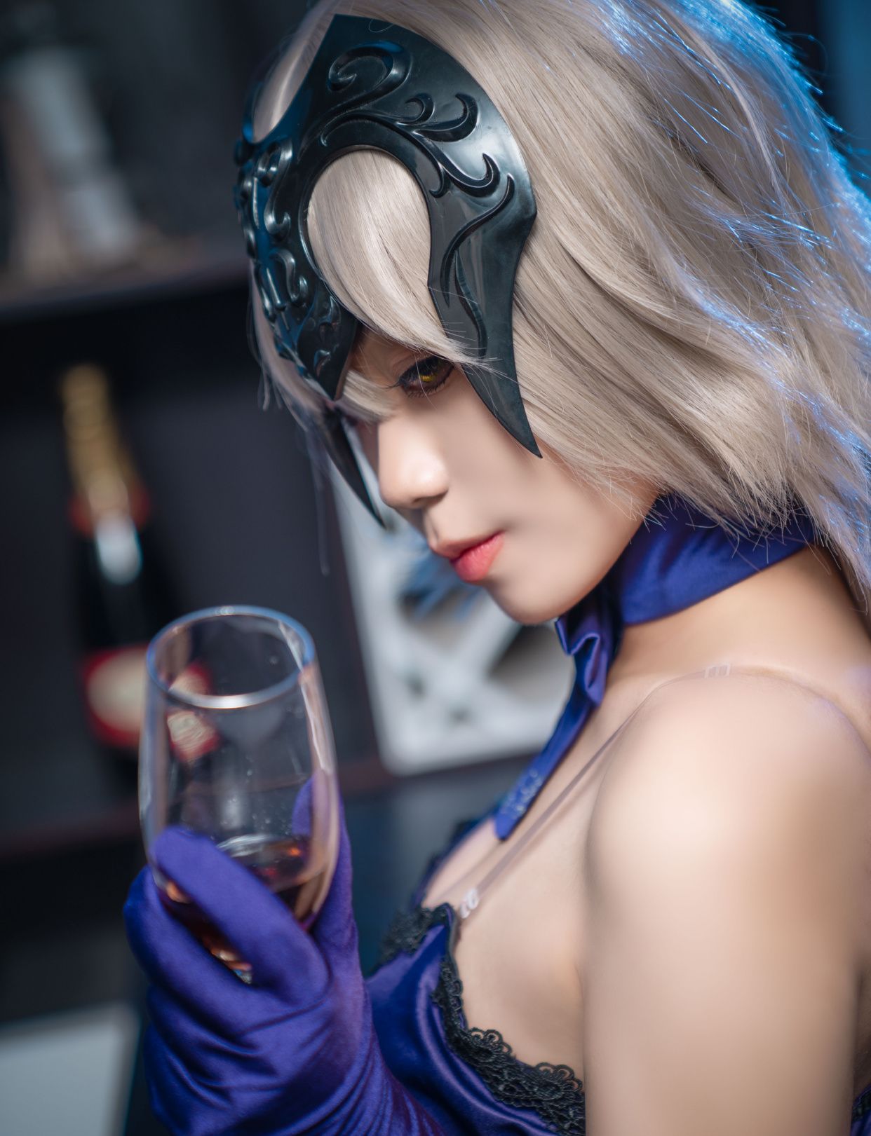 cosplay:穿一身蓝色晚礼服的 黑贞, 可以请美女你 喝一杯