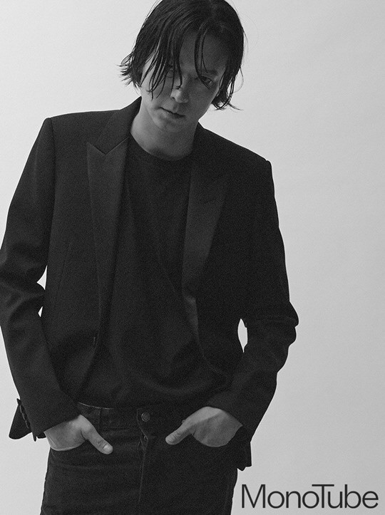 韩男星姜栋元拍杂志写真 油头造型个性出镜