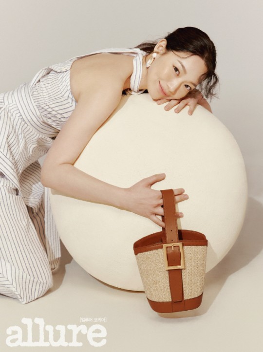 申敏儿最新杂志写真曝光秀出完美身材比例