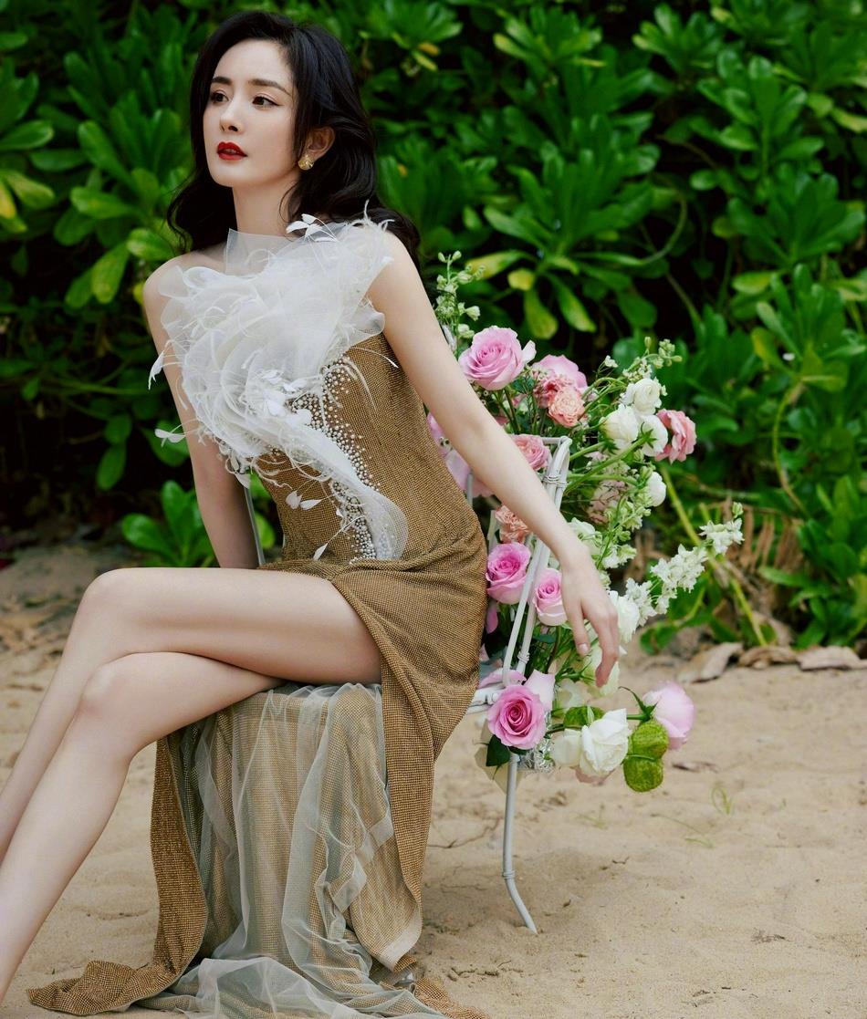 杨幂写真大片曝光一袭金色白纱领长裙优雅迷人