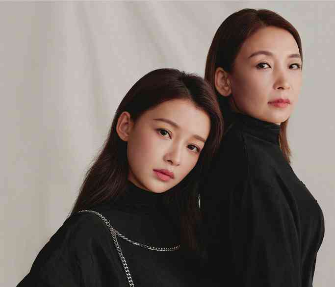 孙怡和妈妈拍写真,两人穿同款大衣出镜,怡妈气质是真好