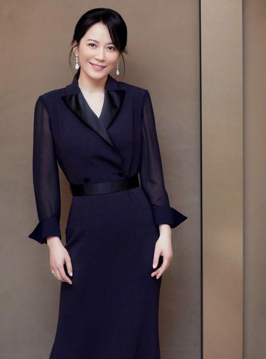 俞飞鸿气质太好了精致深蓝色长袖西装连衣裙穿出优雅大方