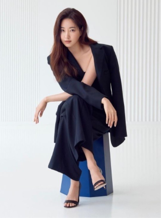 韩国女艺人金莎朗sns发代言宣传照秀完美身材