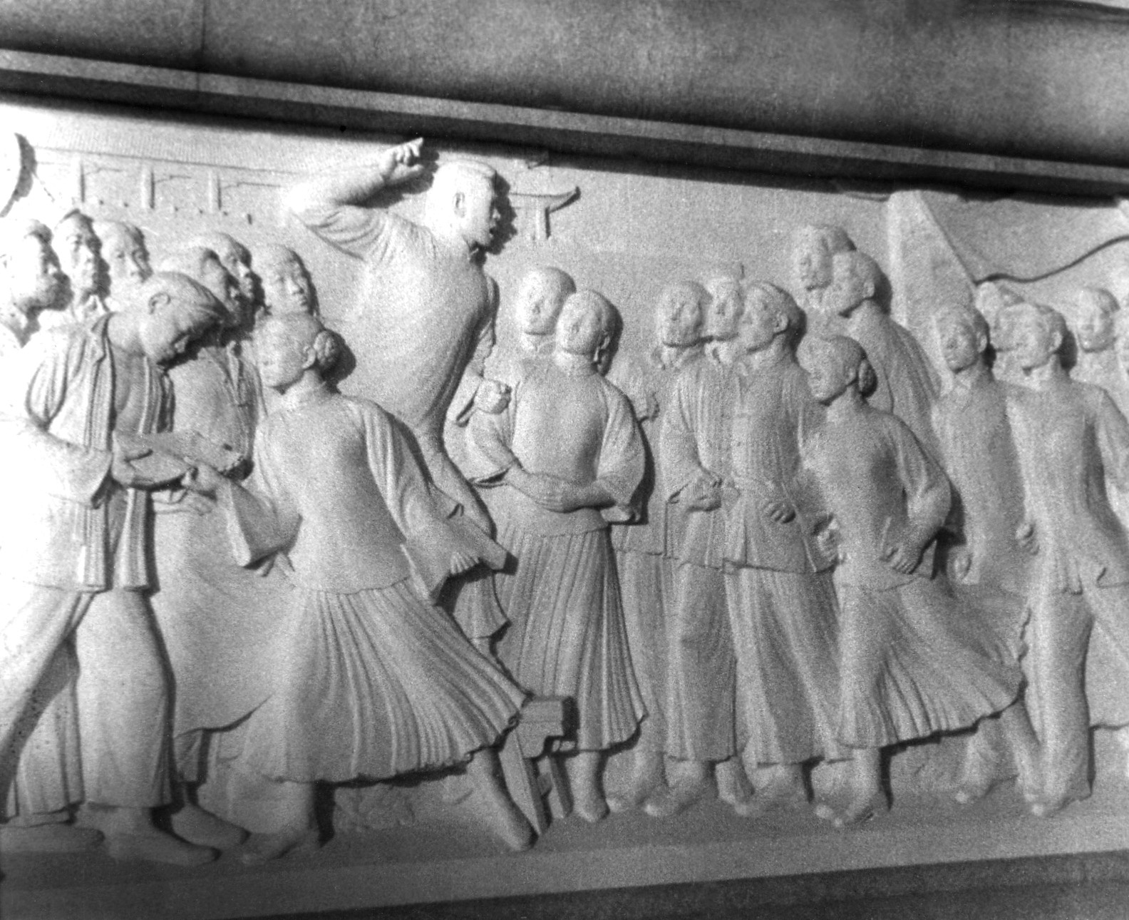 正文       人民英雄纪念碑上的五四运动汉白玉浮雕中,有一位振臂高呼