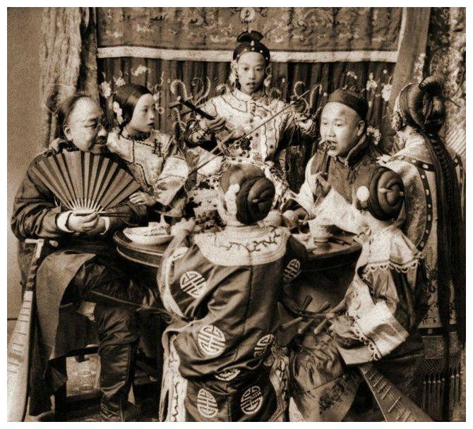 清末真实老照片有的在悲惨中度过一生有的过着丰衣足食的日子