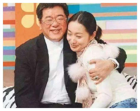 结果恋爱期间吴敦和他的干女儿贾静雯之间不清不楚,最终两人分道扬镳.