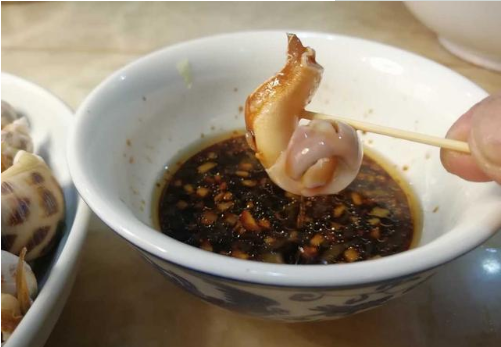 但要挑出完整的花螺肉,让你心情超好,兰花指翘得老高,那就得看白灼