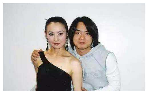 她曾是香港头号女打星,24岁毁容,36岁嫁富豪被弃,今却活得潇洒