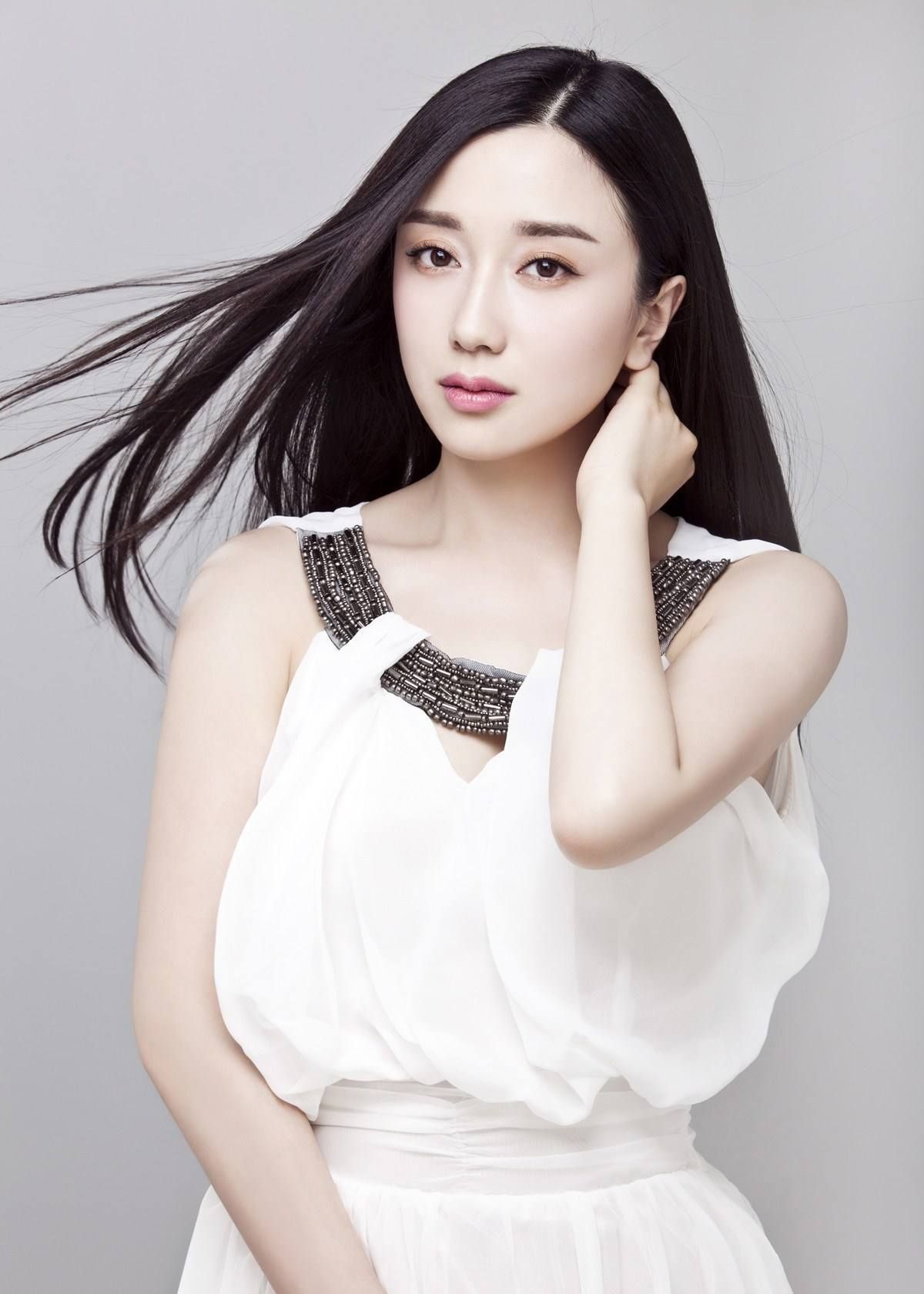 章婷婷,影视女演员,是具有潜力的女明星