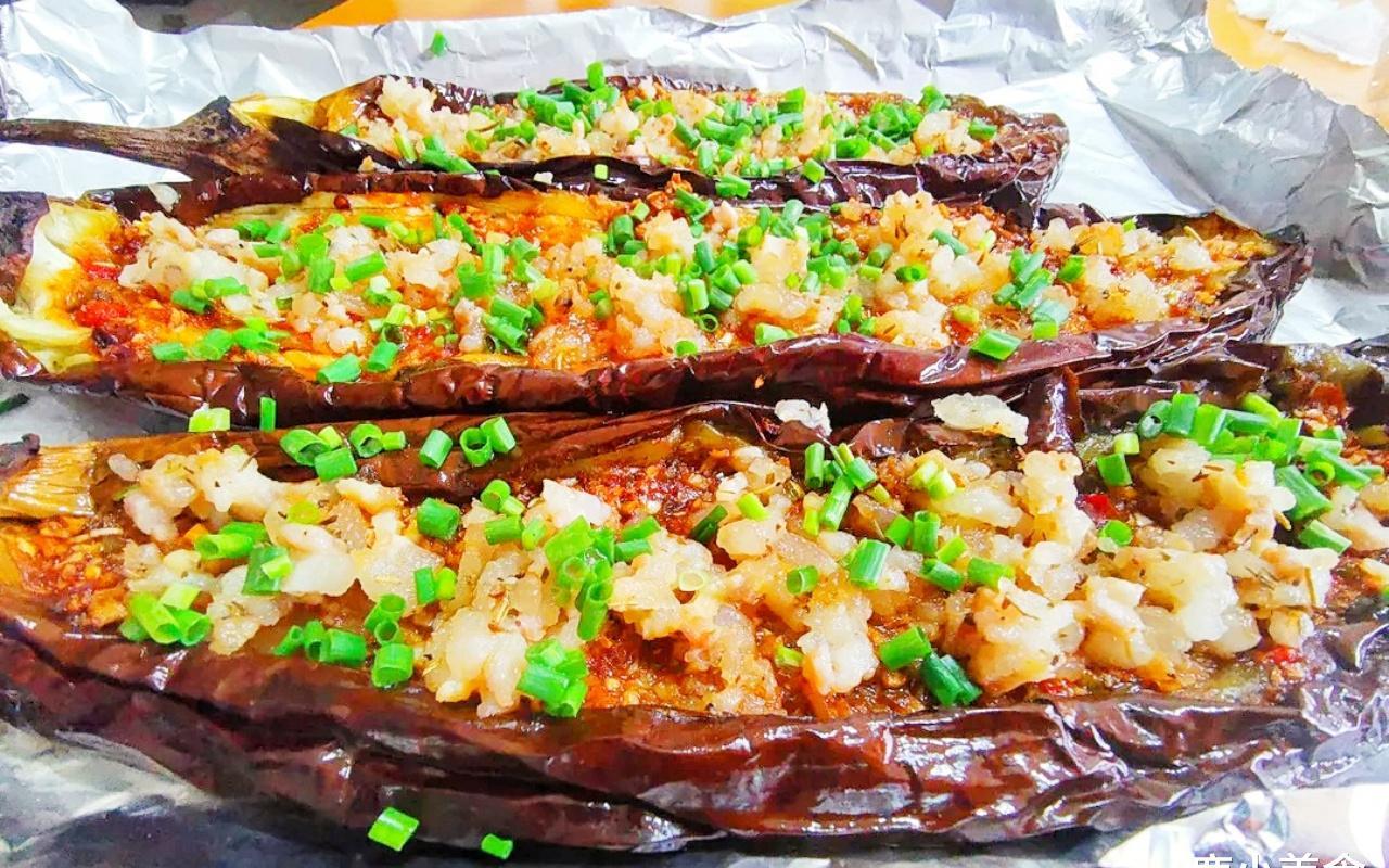 茄子别炒了,铺上蒜蓉烤一烤,茄肉滑糯蒜味十足,味道秒杀烧烤店