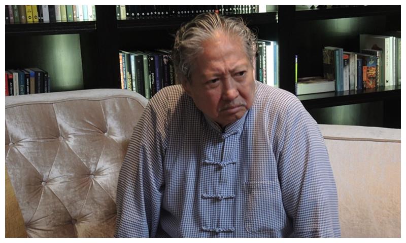 68岁洪金宝身材消瘦,老态真实自然,娇妻优雅迷人容貌依旧