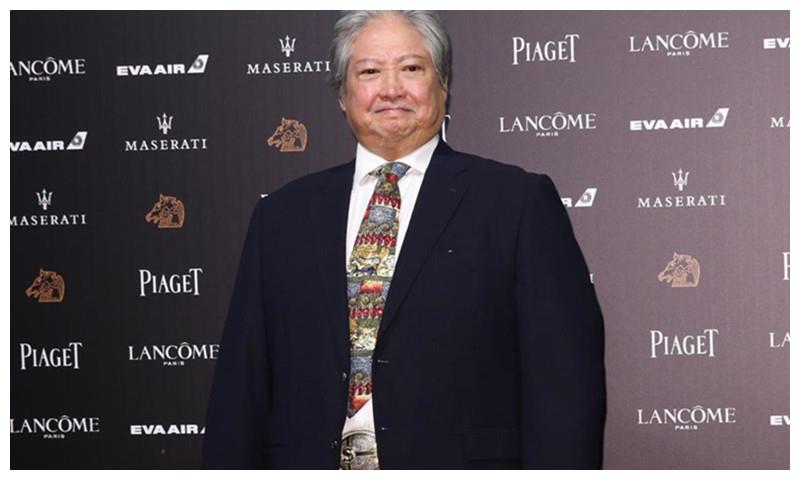 68岁洪金宝身材消瘦,老态真实自然,娇妻优雅迷人容貌依旧