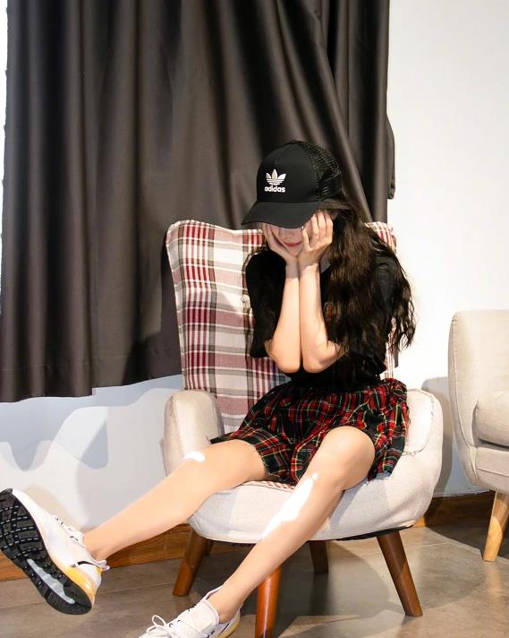 难怪杨幂腿型又细又直!看看她的"夹腿坐姿",胖女孩模仿不来