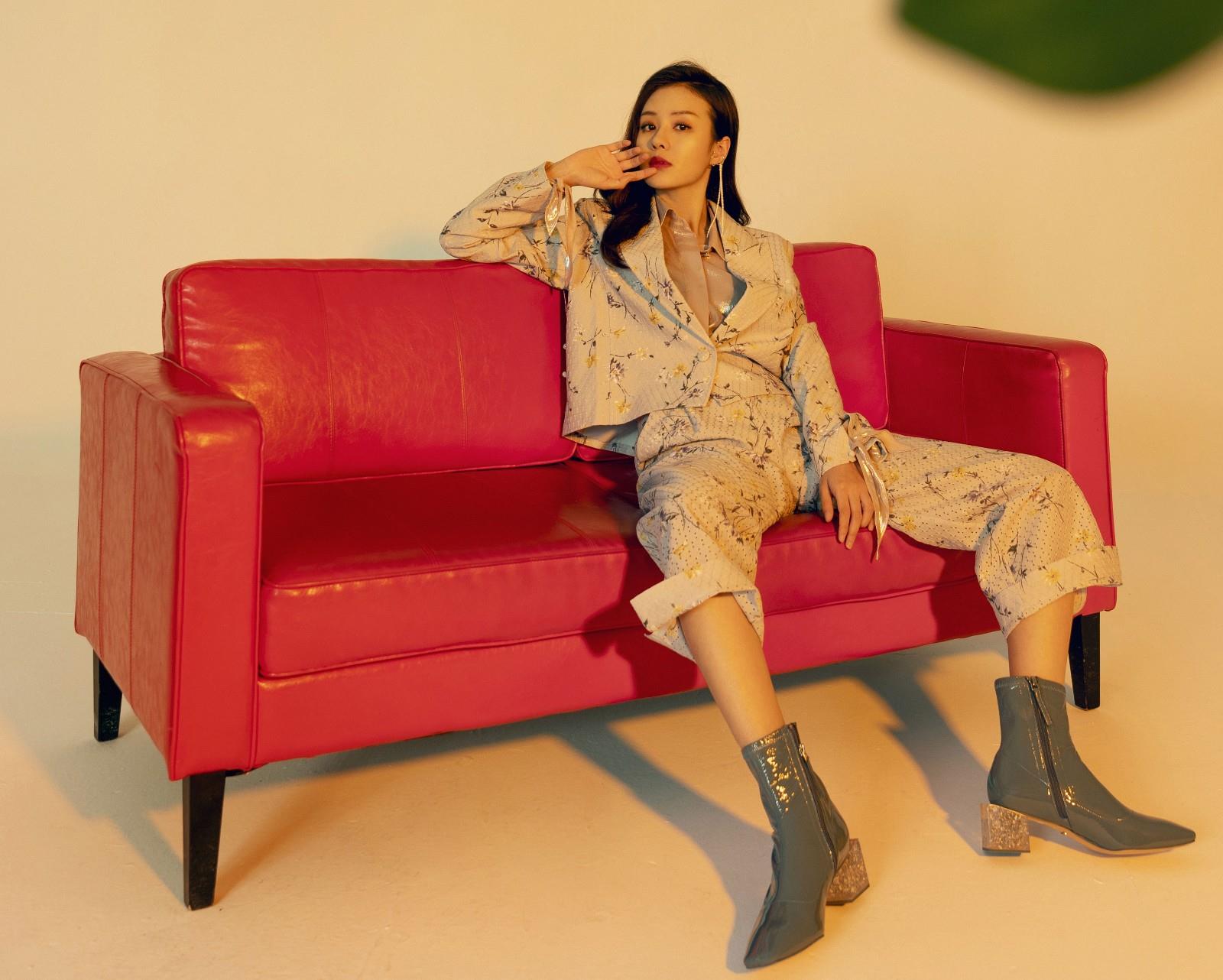 郑合惠子写真照曝光,穿印花西装配短靴,坐姿霸气一点不像25岁_高清