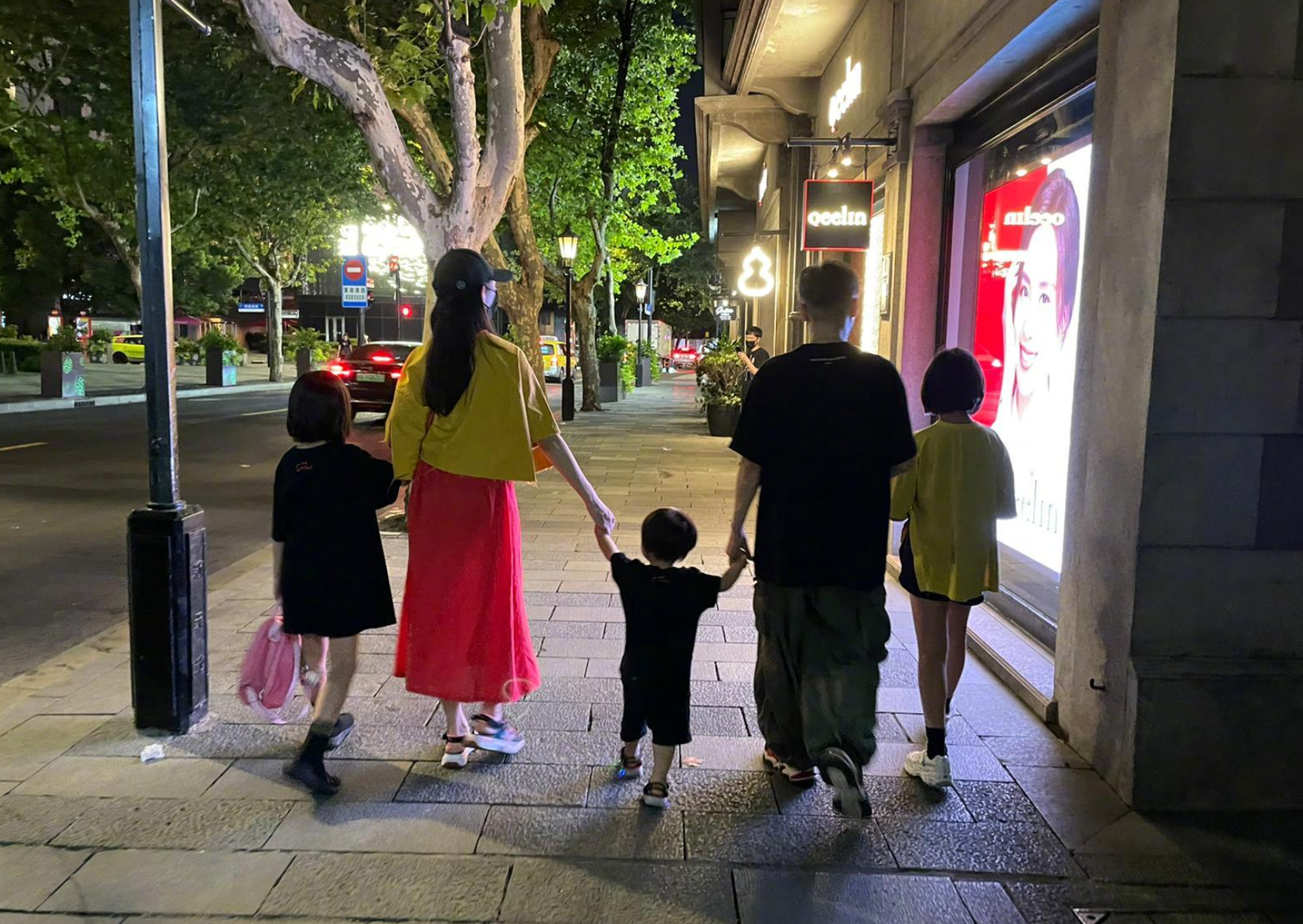 张晋忙里偷闲陪蔡少芬和孩子们逛街一家五口同框手拉手超温馨