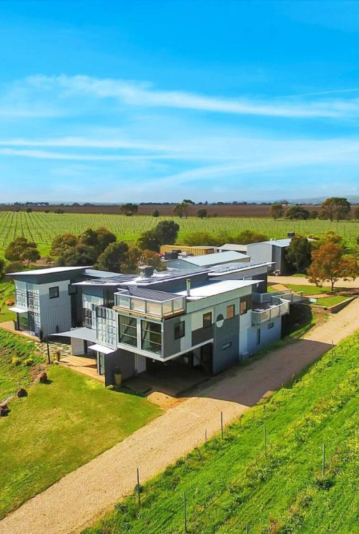 被田野环绕的集装箱别墅__财经头条