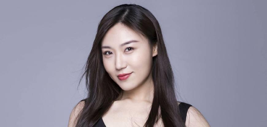 刘郡格跨年镜头没一分钟,谢霆锋经纪人深夜支持,打铁还需自身硬