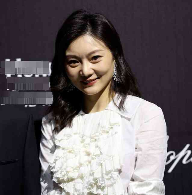 陈婷越来越成熟,衬衫配不规则半身裙,气质不输00后谋女郎